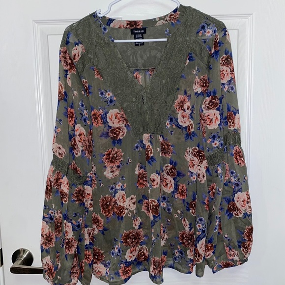 Torrid Green Floral Long Sleeve Blouse Size 2